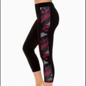 High Waisted Capri Workout Leggings | Size: L